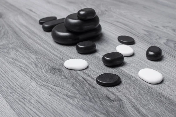 Svarta och vita massage stenar grå ombord — Stockfoto