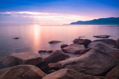 Taşlar, temiz suyla çölün kıyısında romantik bir duygu taşır.