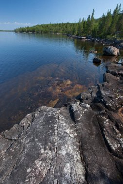 Noel ağacı taşları ve mavi su İskandinavya, Karelia