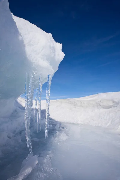 バイカル湖の氷棚と青空と対称のつらら — ストック写真