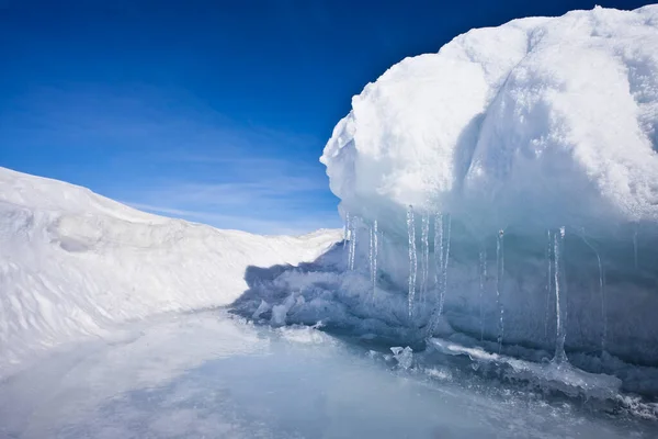 Cielo Azul Hielo Cueva Azul Con Carámbanos Lago Baikal —  Fotos de Stock