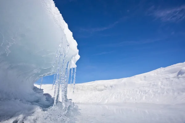 Gruta Hielo Cueva Con Carámbanos Paisaje Azul Cielo Azul Lago —  Fotos de Stock