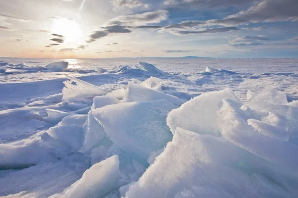 Paisagem Por Sol Com Gelo Hummocky Brilhante Baikal Gelo Azul — Fotografia de Stock