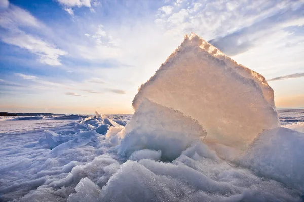 Pezzo Ghiaccio Opaco Sole Splende Attraverso Esso Dipingendolo Rosa Inverno — Foto Stock