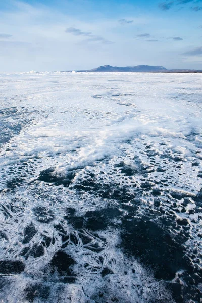 Nieve Delgada Forma Patrones Caprichosos Hielo Baikal Montañas Distancia Con —  Fotos de Stock