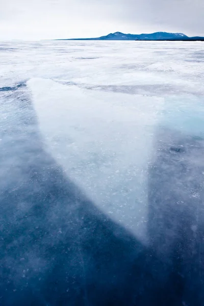 Hielo Congelado Hielo Bloque Congelado Hielo Transparente Lago Baikal Montañas —  Fotos de Stock