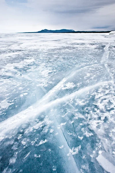 Crepe Incrociate Ghiaccio Trasparente Sul Lago Baikal Montagne Lontane Cielo — Foto Stock