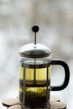 Pencerenin önünde sıcak yeşil çay ile Frenchpress