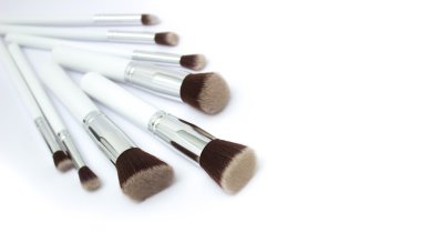 Beyaz izole çeşitli fırça seti