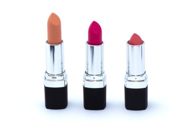 Siyah üzerine beyaz izole durumda üç pembe ruj