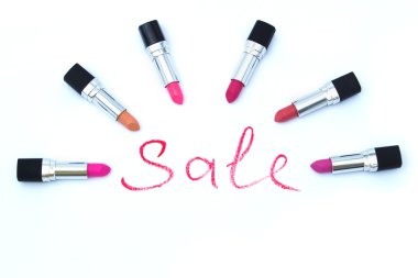 Kırmızı ruj ve altı farklı lipsti ile yazılı kelime 