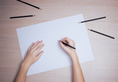 El ile beyaz kağıt kağıda yazmaya kalem