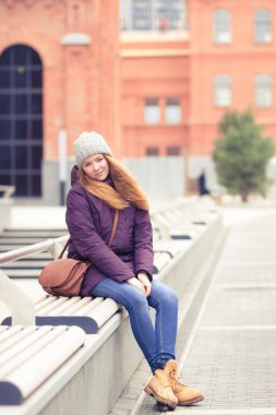 Renk arka plan açık havada üzerinde çekici kadın