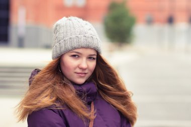 Renk arka plan açık havada üzerinde çekici kadın