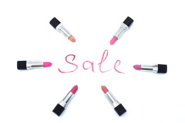 Kırmızı ruj ve altı farklı lipsti ile yazılı kelime 