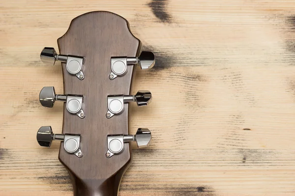 Pescoço de guitarra na parede da mesa velha — Fotografia de Stock