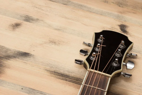 Gitarrenhals an der alten Tischwand — Stockfoto