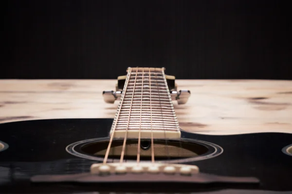 Pescoço de guitarra na parede da mesa velha — Fotografia de Stock