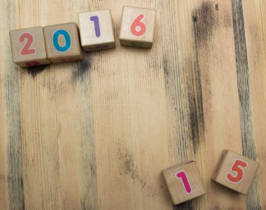 Ahşap arka plan üzerinde sayılarla küpleri