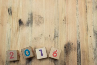 Ahşap arka plan üzerinde sayılarla küpleri