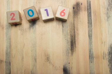 Ahşap arka plan üzerinde sayılarla küpleri