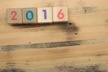 Ahşap arka plan üzerinde sayılarla küpleri