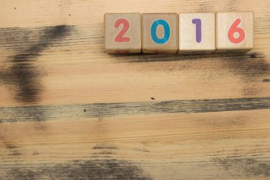 Ahşap arka plan üzerinde sayılarla küpleri