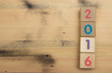 Ahşap arka plan üzerinde sayılarla küpleri