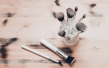 Makyaj fırçaları ahşap arka plan üzerinde ayarla
