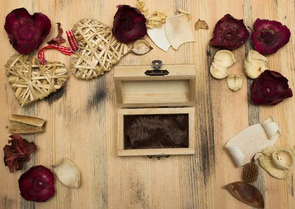 Confezione regalo, cuore ed erbario su fondo di legno — Foto Stock