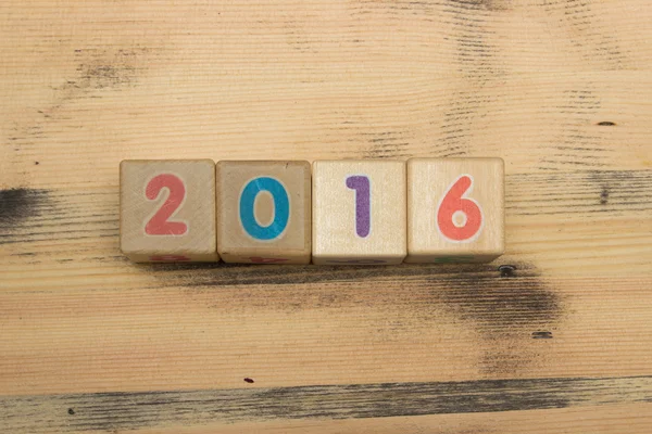 Ahşap arka plan üzerinde sayılarla küpleri