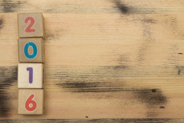 Ahşap arka plan üzerinde sayılarla küpleri