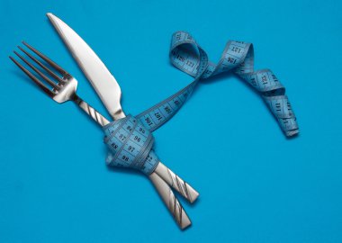 Bıçak ve çatal mezura mavi sarılmış