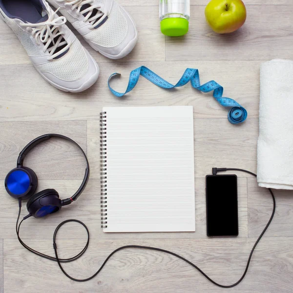 Notebook, smartphone con musica, attrezzature sportive e cibo sano — Foto Stock