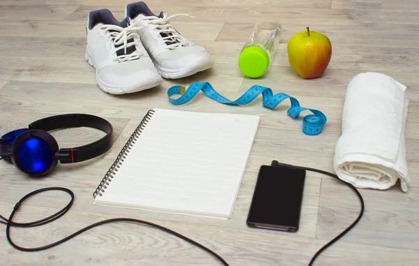 Notebook, smartphone med musik, sportutrustning och hälsosam mat — Stockfoto