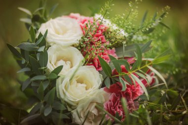 Beyaz ve marsala çiçekli Vintage buket