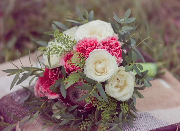 Bouquet vintage con fiori bianchi e marsala — Foto Stock