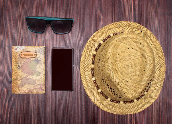 Reiseaccessoires Telefon, Hut, Sonnenbrille, Reisepass auf Holzgrund — Stockfoto