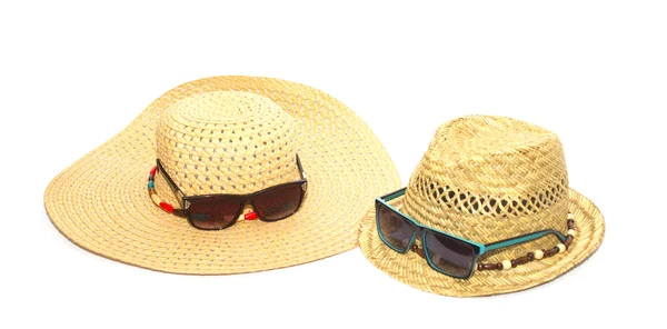 Deux chapeaux et lunettes de soleil en vacances isolés — Photo