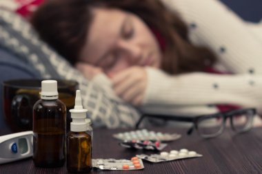 Uyuşturucu ve hap yanındaki yatakta uyuyan hasta kadın