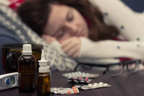 Άρρωστη γυναίκα στον ύπνο στο κρεβάτι δίπλα στο χάπια και φάρμακα — Φωτογραφία Αρχείου