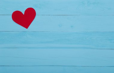 Kırmızı kalp mavi ahşap kurullarında yukarıda görüntülemek