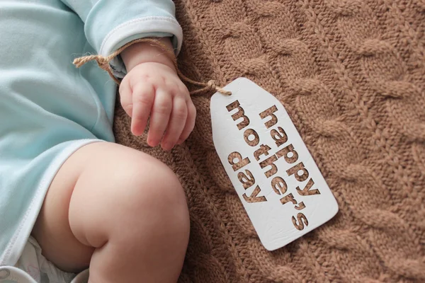 Mano neonato su sfondo lavorato a maglia, concetto di festa della mamma — Foto Stock