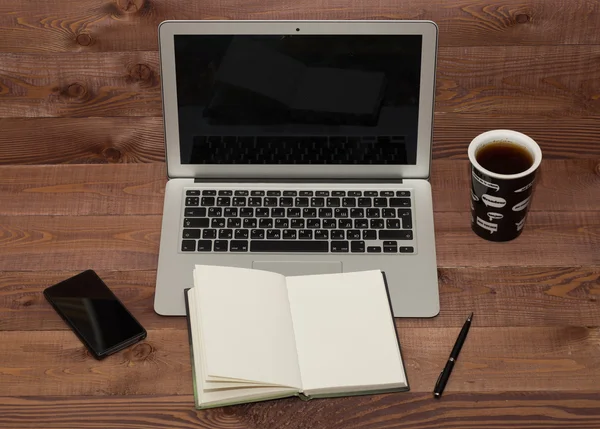 Boş defter, telefon, laptop. Kahve Tablo
