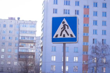 Mavi yaya yaya geçidi işaret bir sokakta 