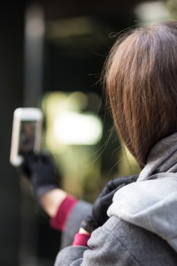 Selfie açık havada şehirde işi çekici kadın portresi