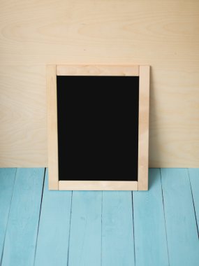 Boş siyah ayakta duvarın yanında