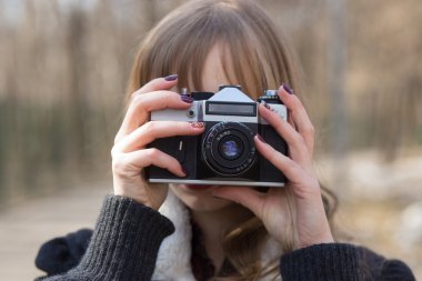 retro vintage fotoğraf makinesi ile fotoğraf çekmek oldukça turistik portresi