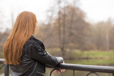 Zencefil kadın parkta ağaçların arıyorsunuz
