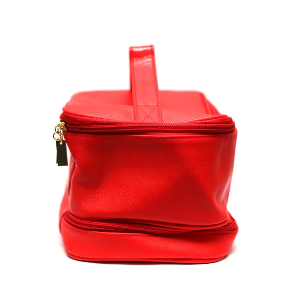 Sac de maquillage de détente rouge isolé sur blanc — Photo